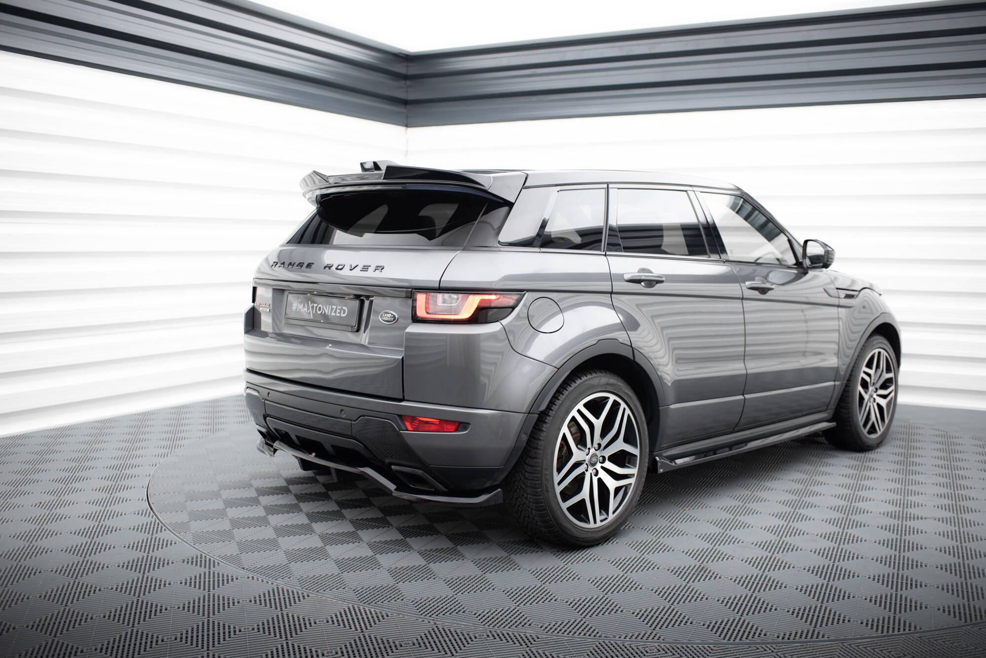 Maxton Design Задний сплиттер (с вертикальными планками) Land Rover Range Rover Evoque HSE Dynamic Mk1 Facelift — изображение 2