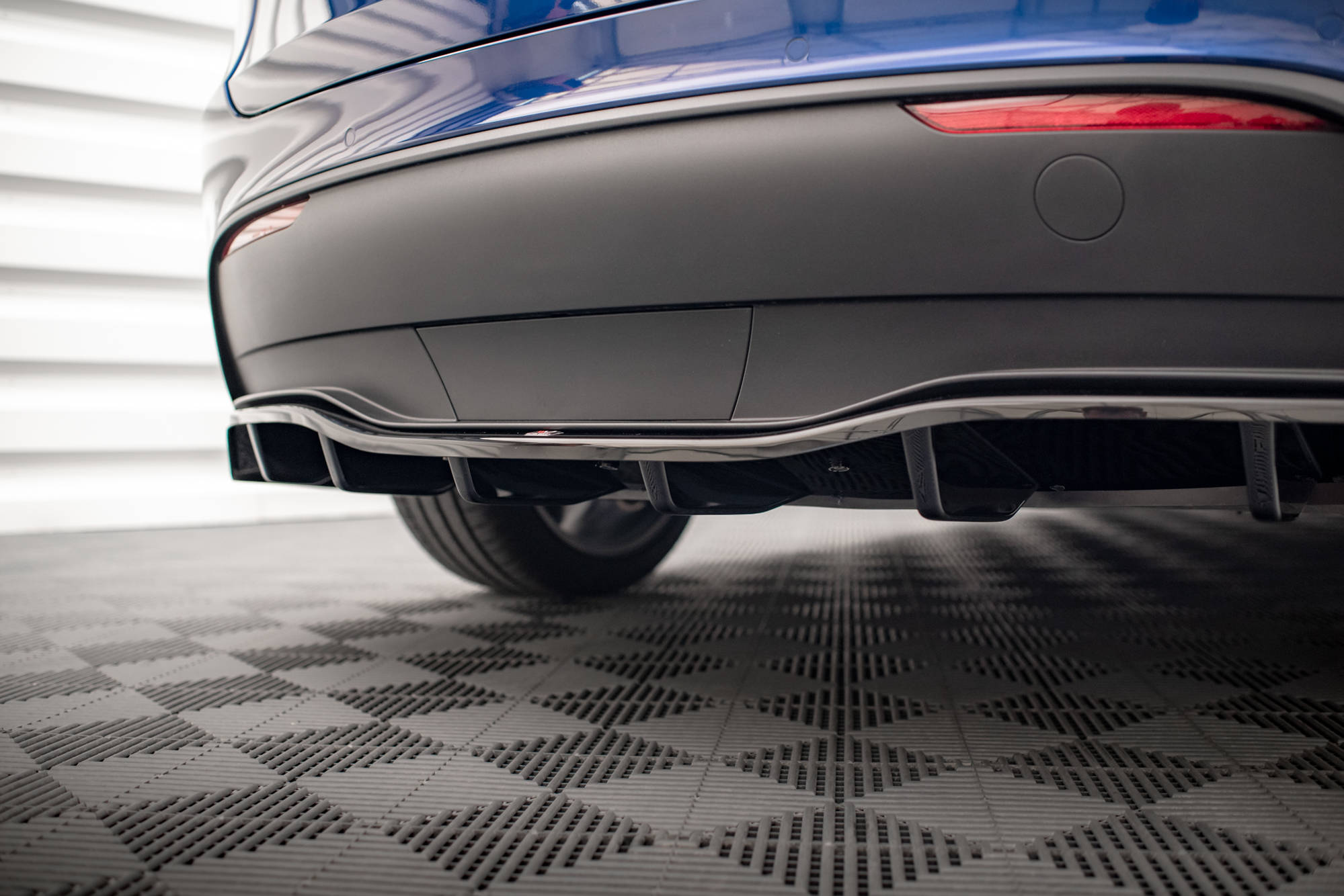 Maxton Design Задний сплиттер (с вертикальными планками) Tesla Model Y — изображение 4