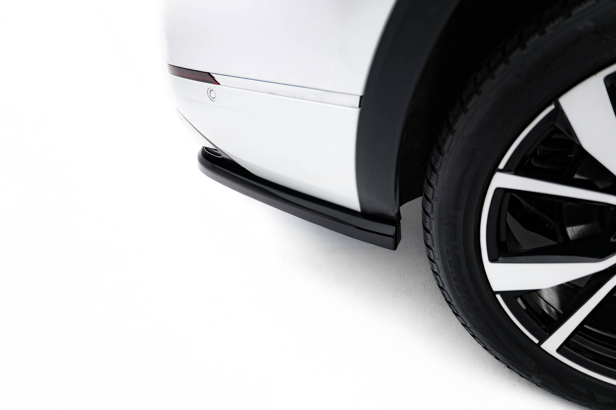 Maxton Design Задний сплиттер (с вертикальными планками) Volkswagen Atlas R-Line Mk1 Facelift 2 — изображение 4