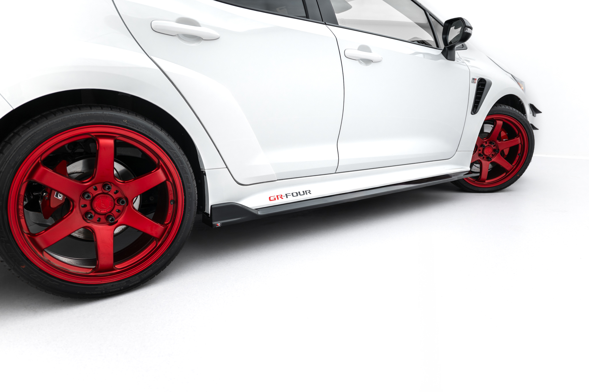 Maxton Design Комплект сплиттеров V.2 для Toyota GR Corolla Mk12 — изображение 6