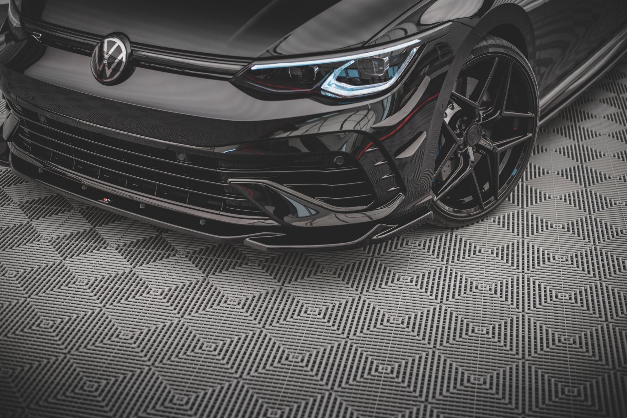 Maxton Design Комплект сплиттеров для Volkswagen Golf R Hatchback Mk8 — изображение 3