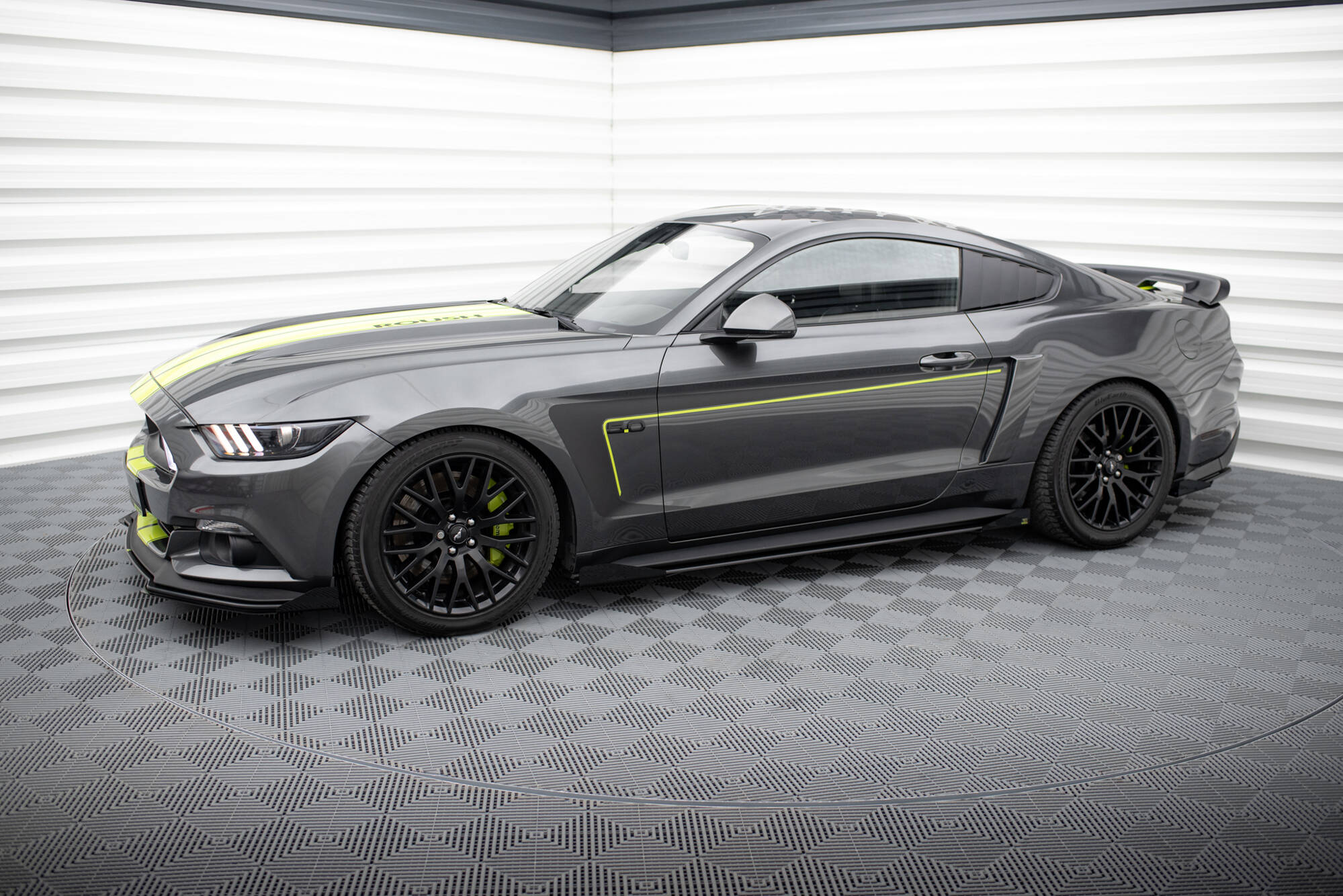 Maxton Design Боковые брызговики Ford Mustang GT Mk6 — изображение 2