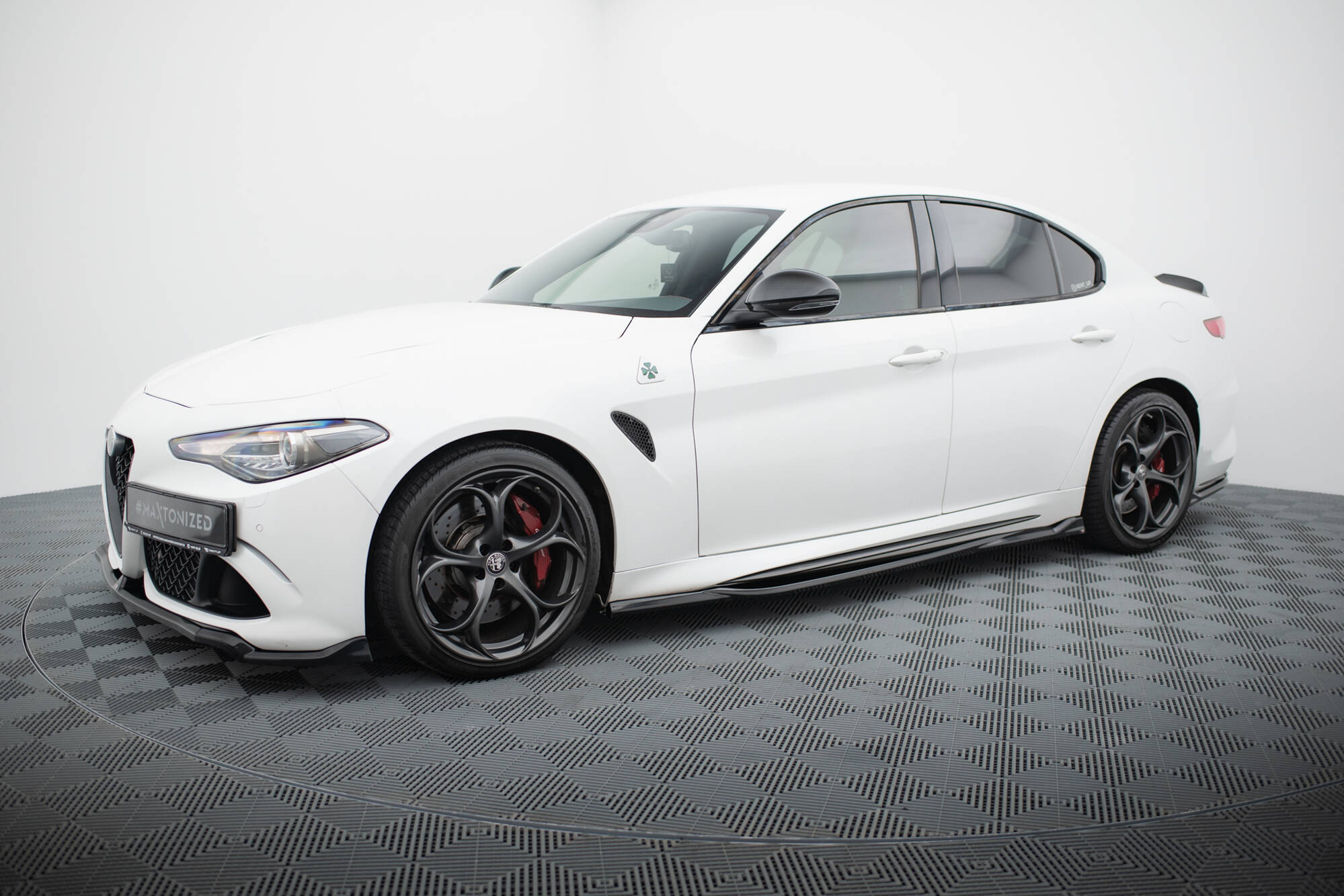 Maxton Design Боковые юбки Диффузоры Alfa Romeo Giulia Quadrifoglio — изображение 2