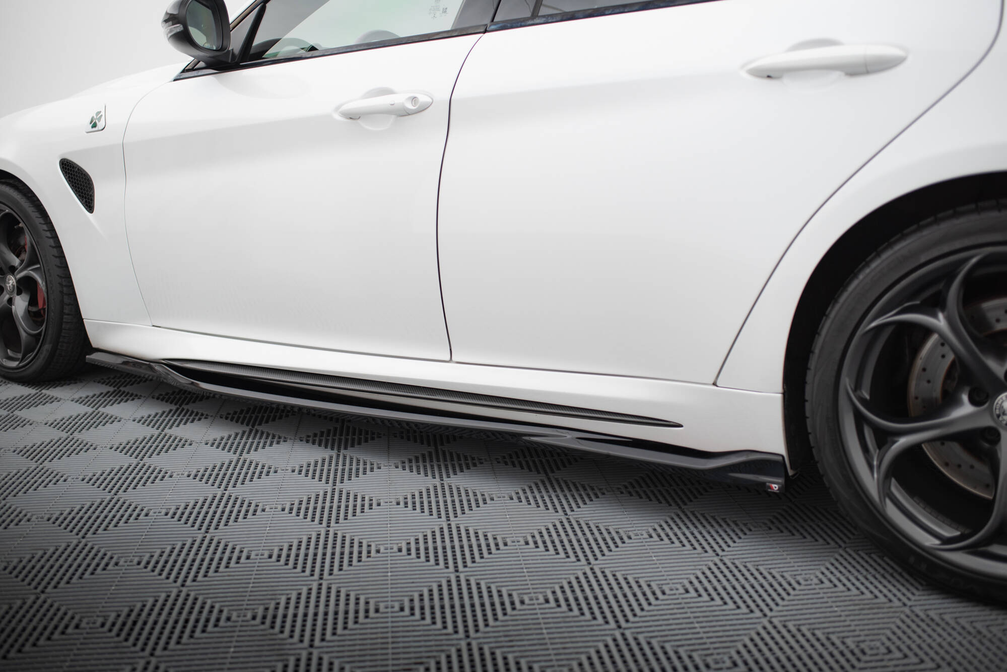 Maxton Design Боковые юбки Диффузоры Alfa Romeo Giulia Quadrifoglio — изображение 3