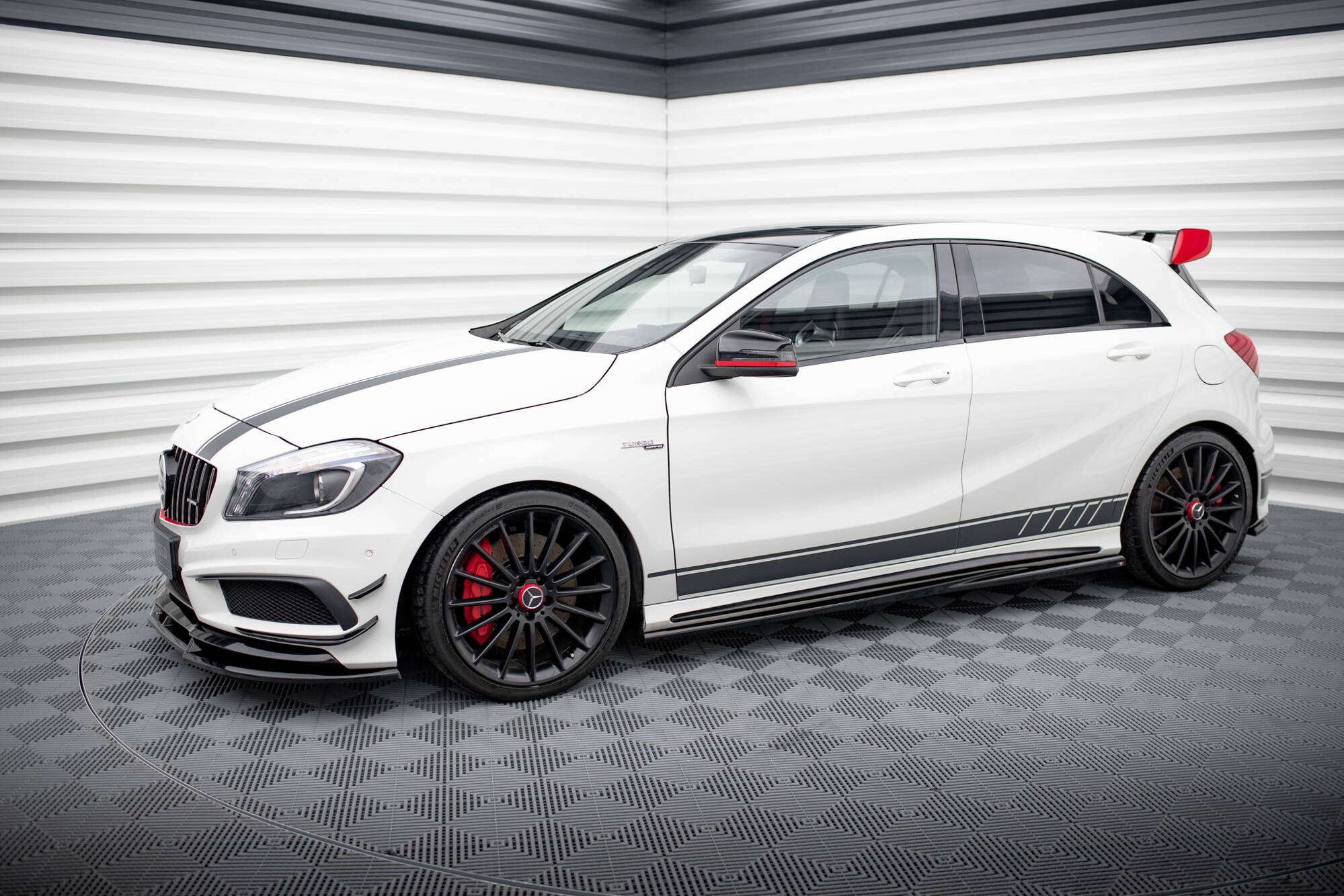 Maxton Design Боковые диффузоры Mercedes-Benz A45 AMG W176 — изображение 2