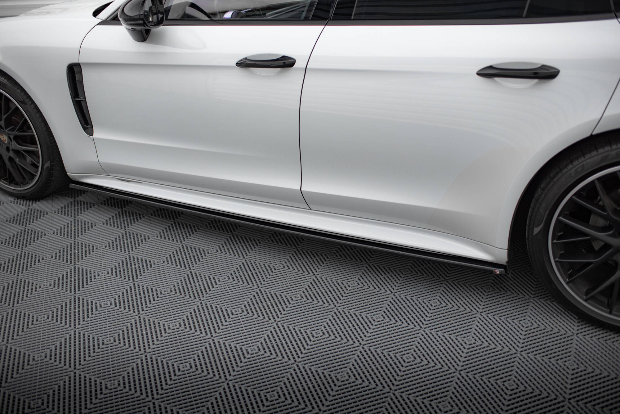 Maxton Design Боковые диффузоры для Porsche Panamera GTS 971 — изображение 3