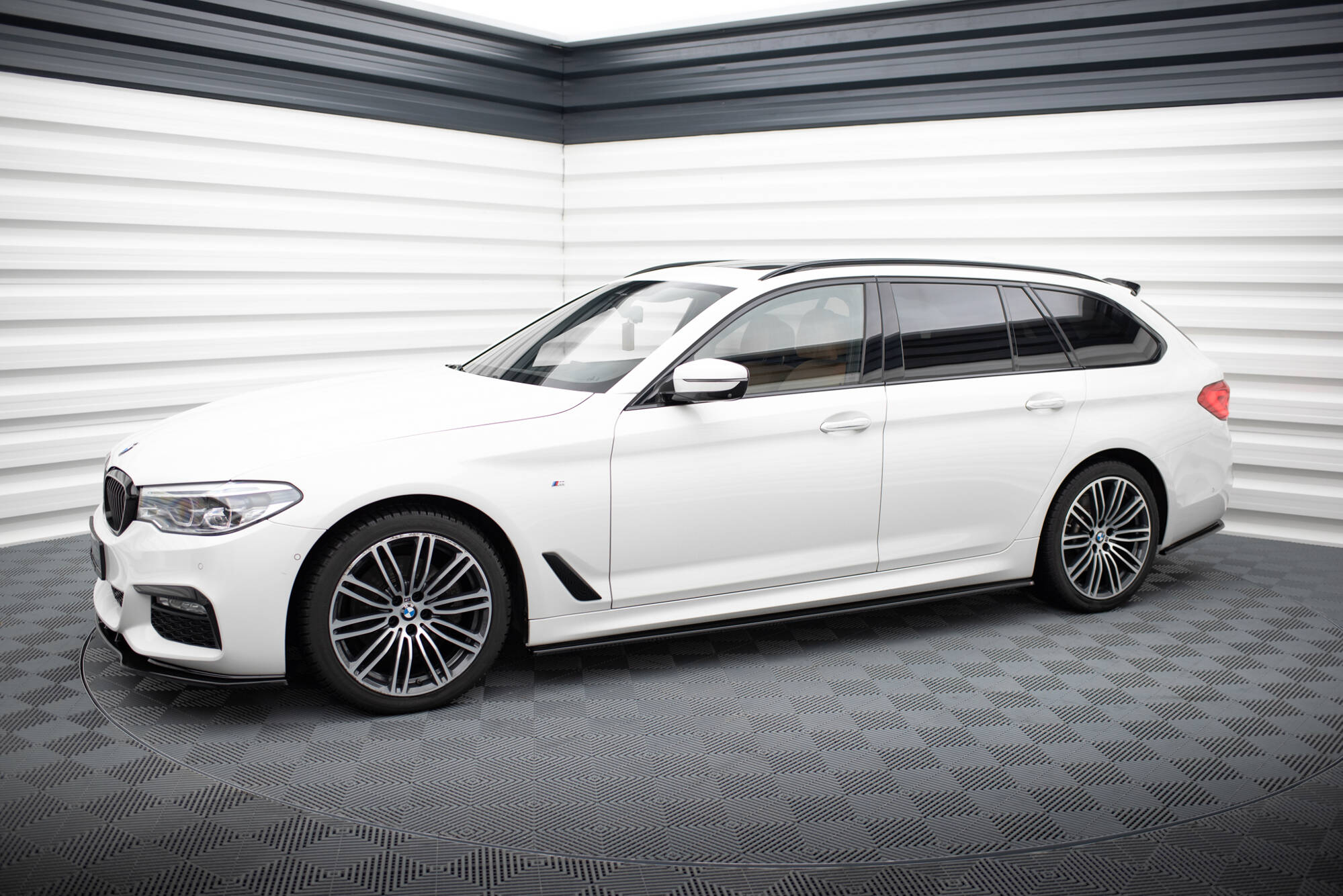 Maxton Design Боковые диффузоры V.1 BMW 5 M-Pack / M550d / M550i G30/ G31 — изображение 2