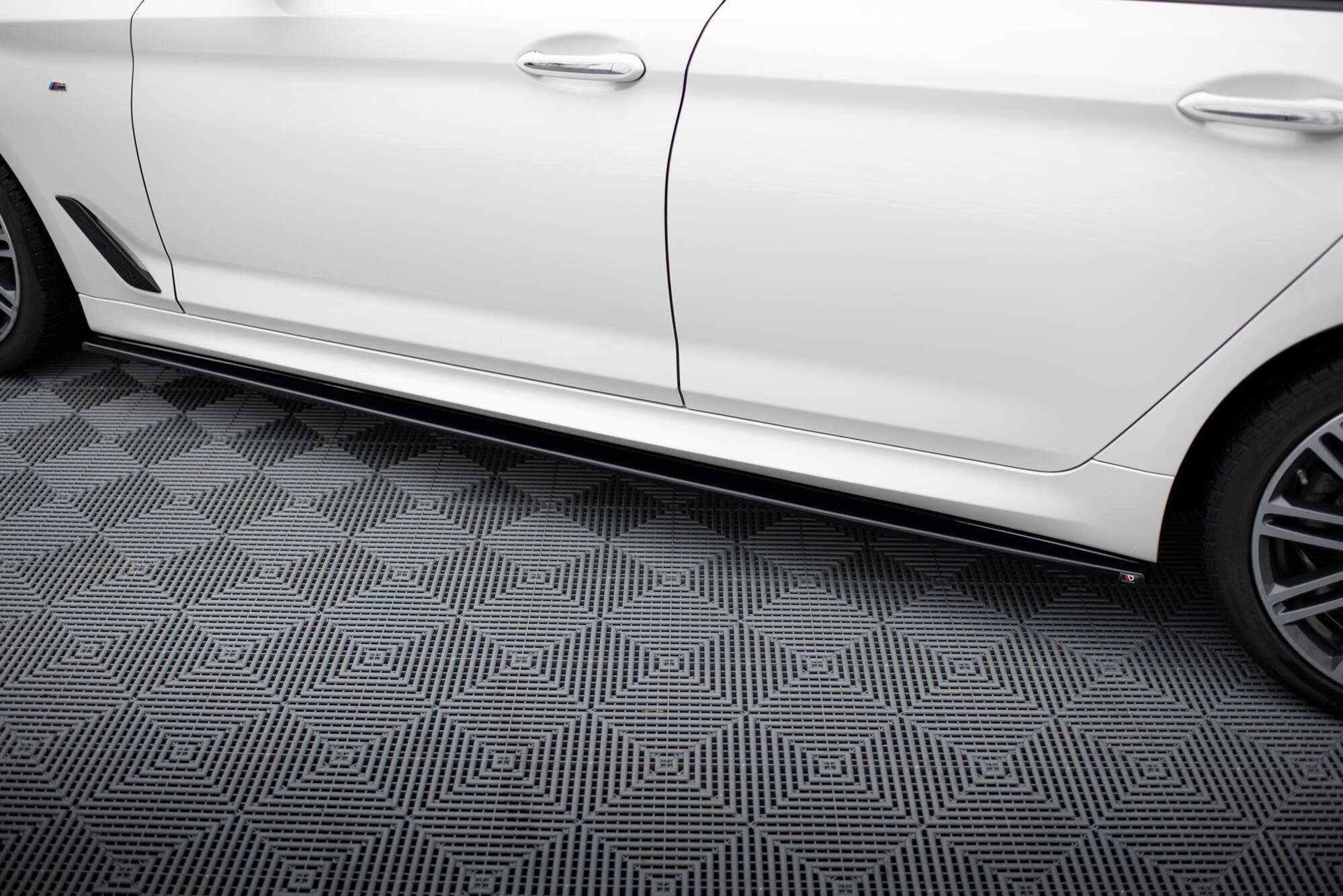 Maxton Design Боковые диффузоры V.1 BMW 5 M-Pack / M550d / M550i G30/ G31 — изображение 3