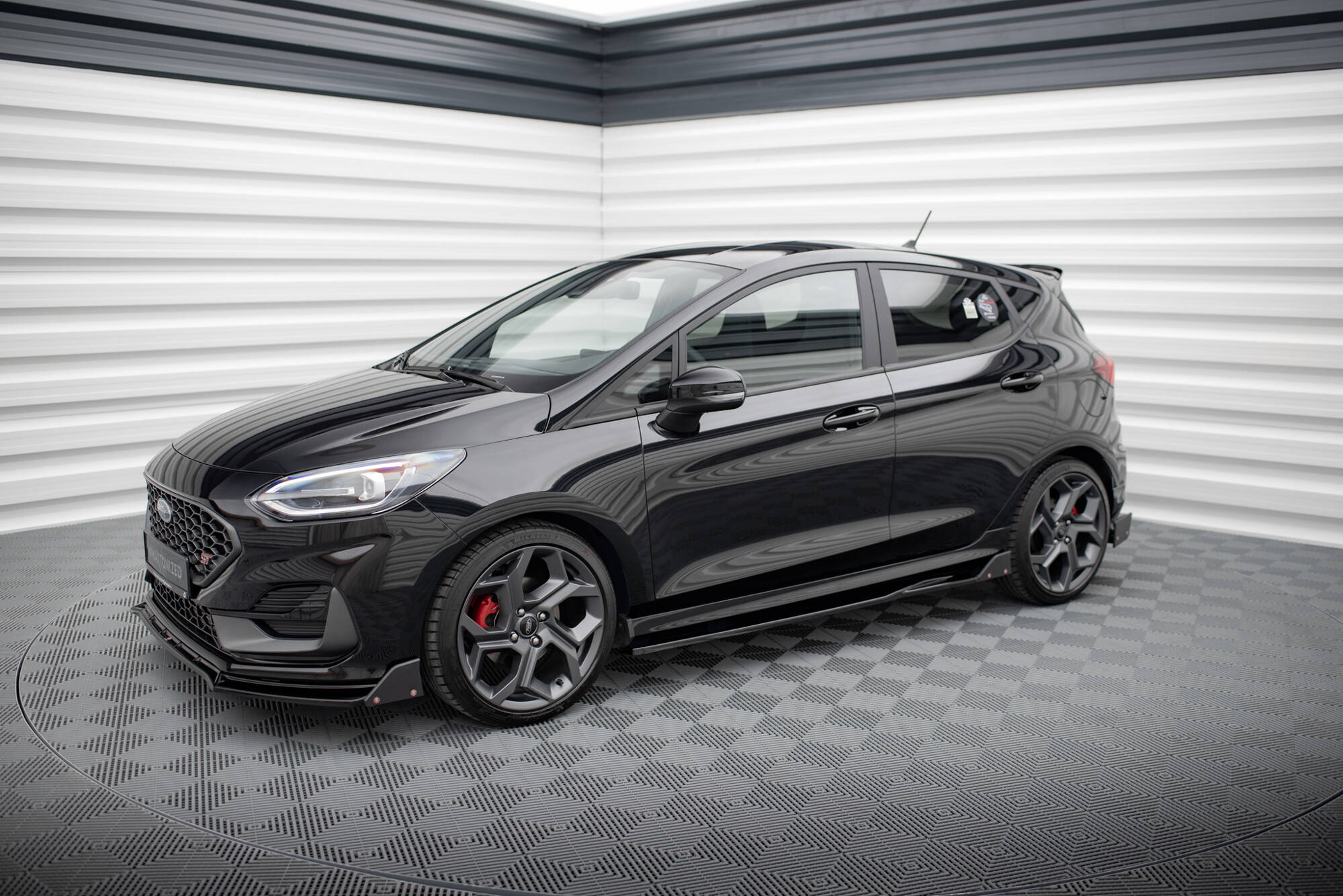 Maxton Design Боковые юбки-диффузоры V.2 + накладки на пороги для Ford Fiesta ST / ST-Line — изображение 2