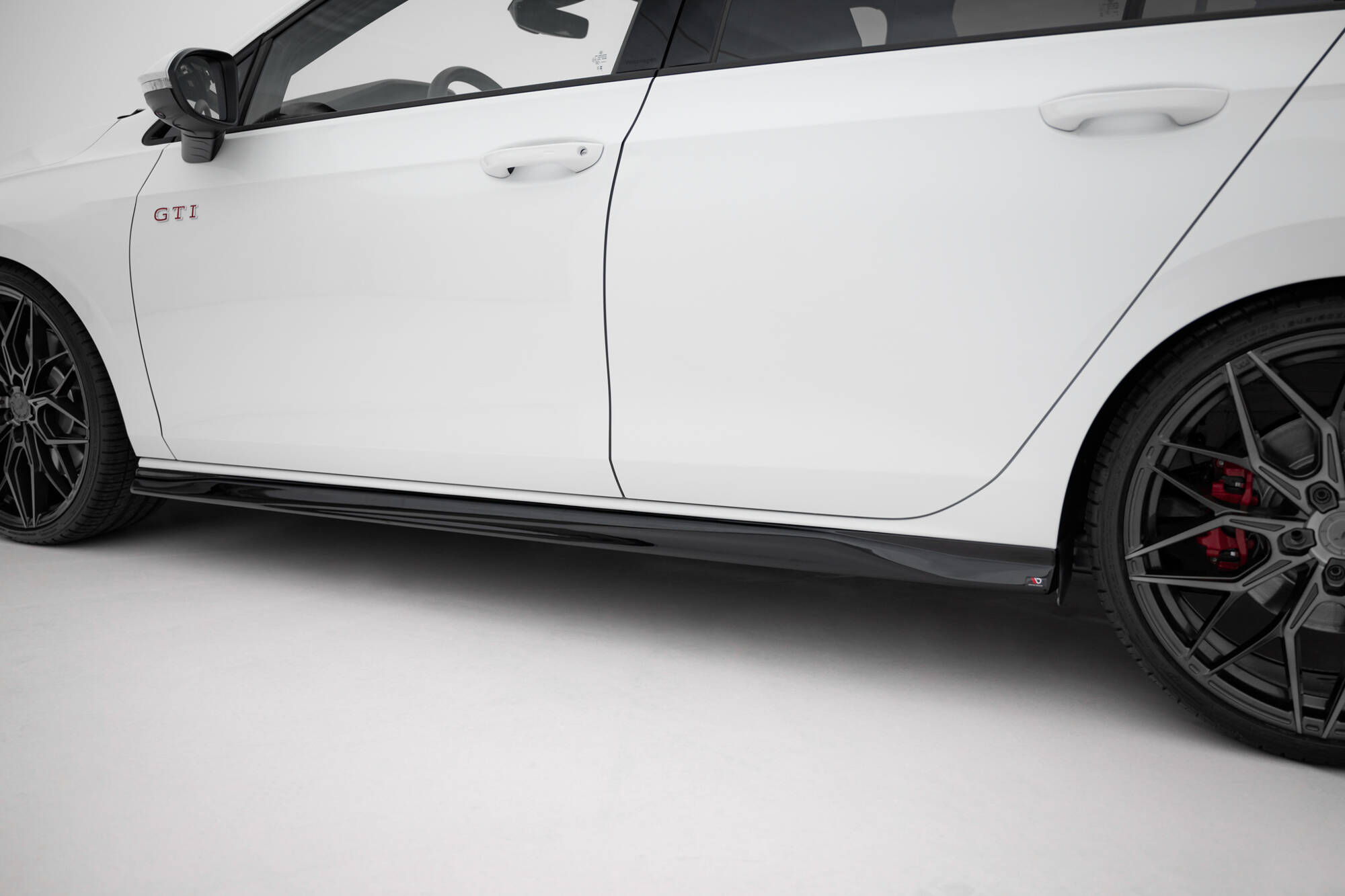 Maxton Design Боковые диффузоры V.3 для Volkswagen Golf GTI / GTE / GTI Clubsport / GTD / R-Line Mk8 — изображение 4