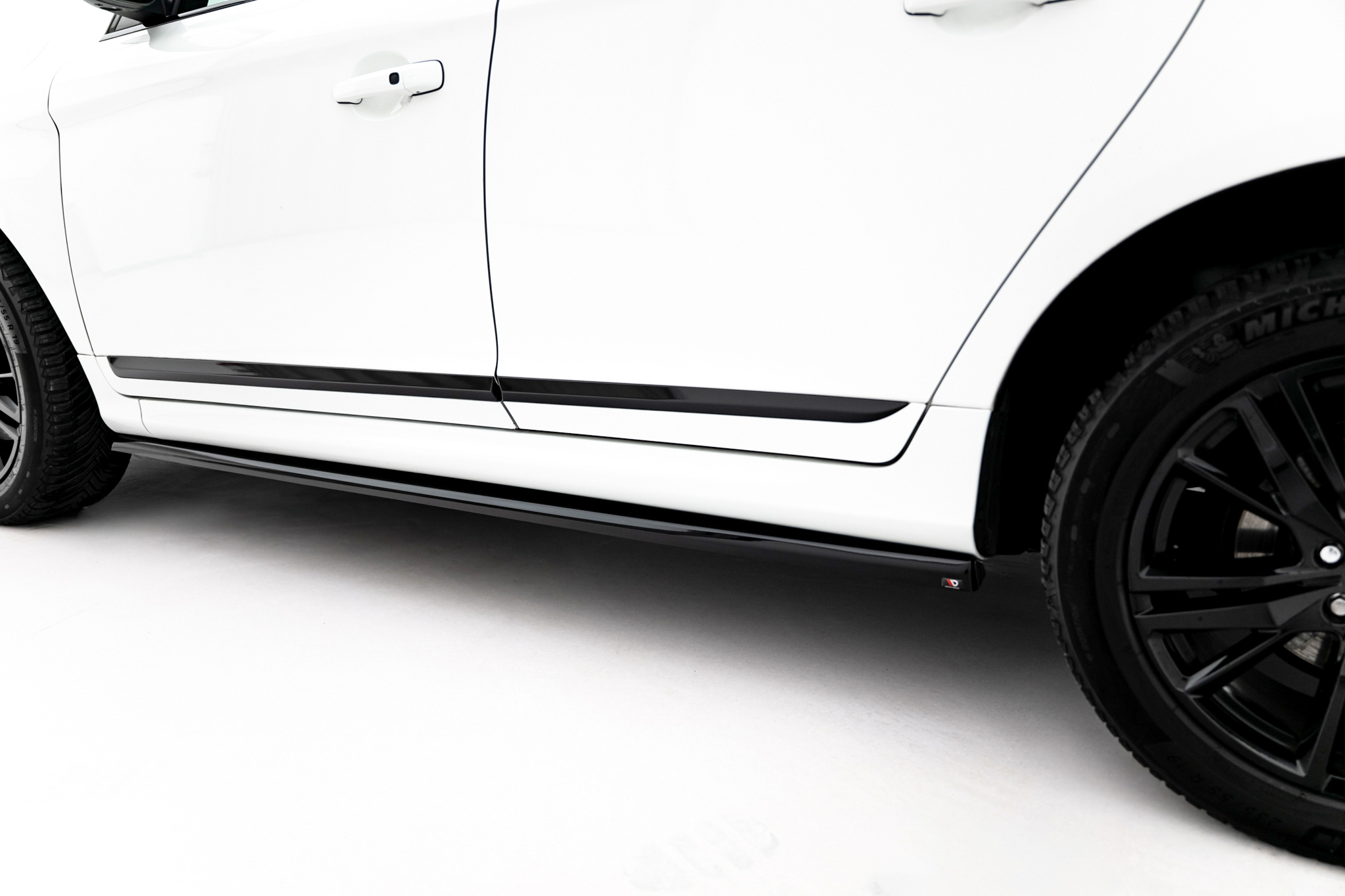 Maxton Design Боковые пороги и диффузоры для Volvo XC60 Mk1 после рестайлинга — изображение 2