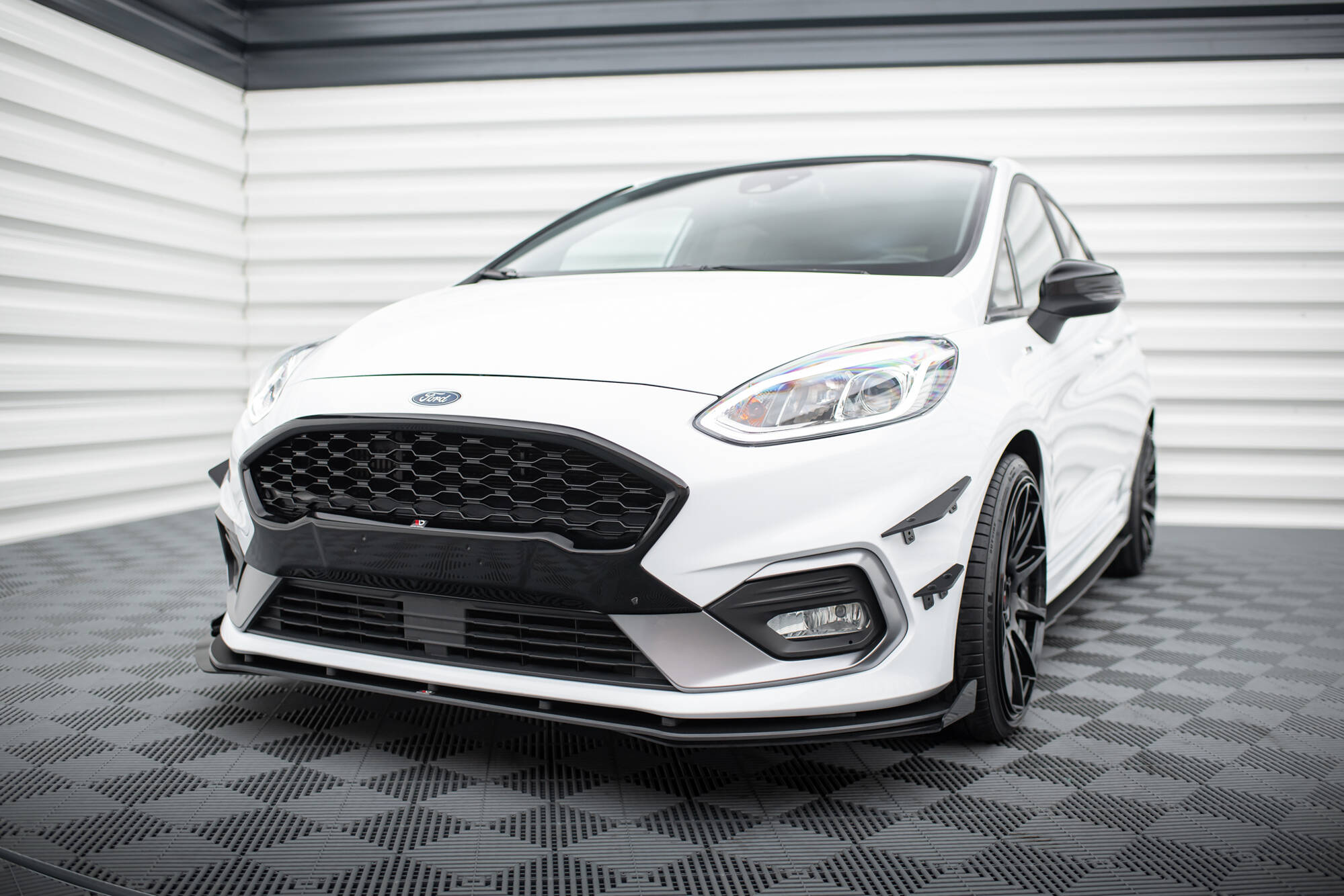 Maxton Design Передний сплиттер Street Pro + брызговики для Ford Fiesta Mk8 ST / ST-Line