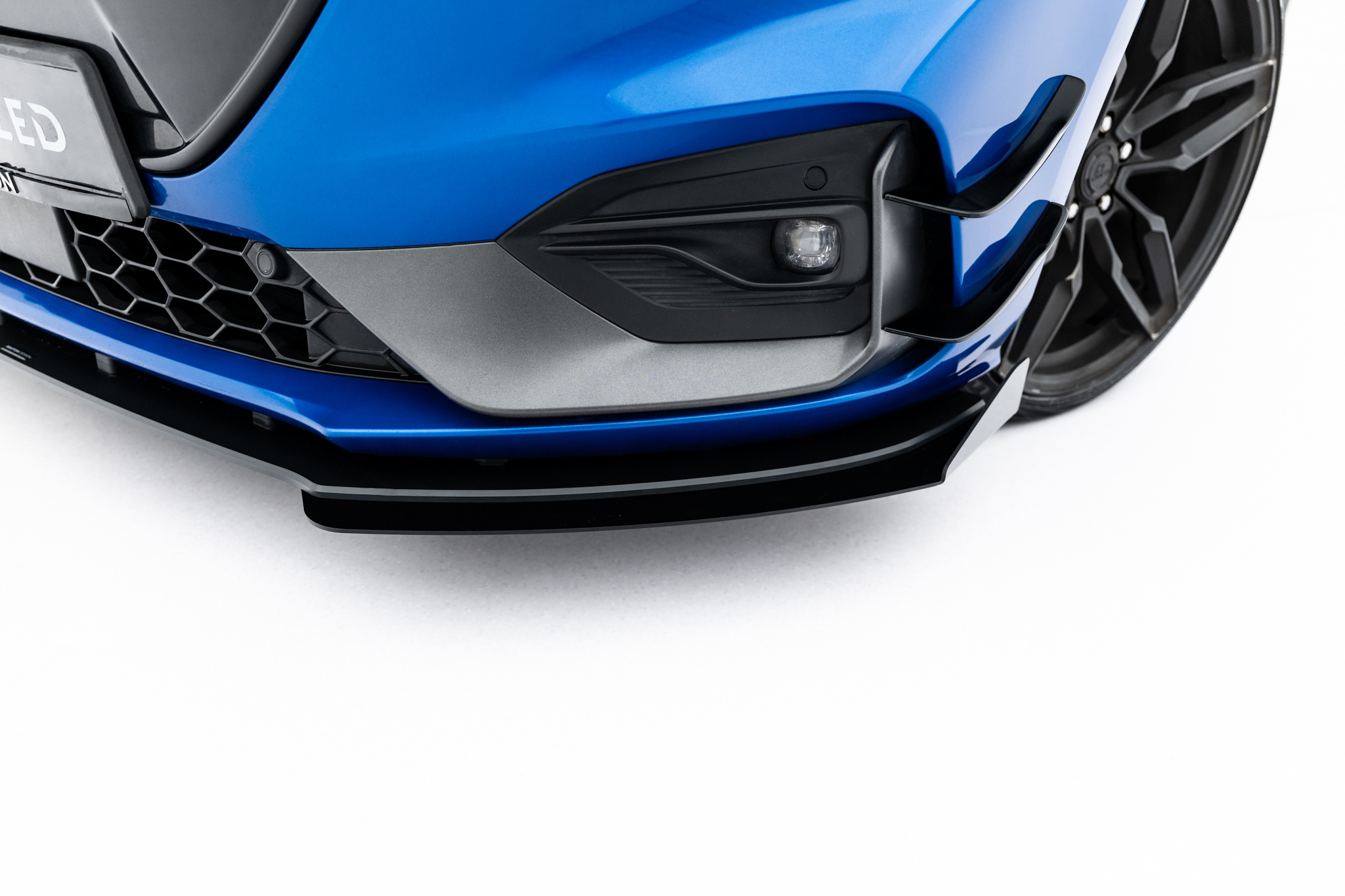 Maxton Design Передний сплиттер Street Pro + брызговики для Ford Focus ST / ST-Line Mk4 — изображение 5