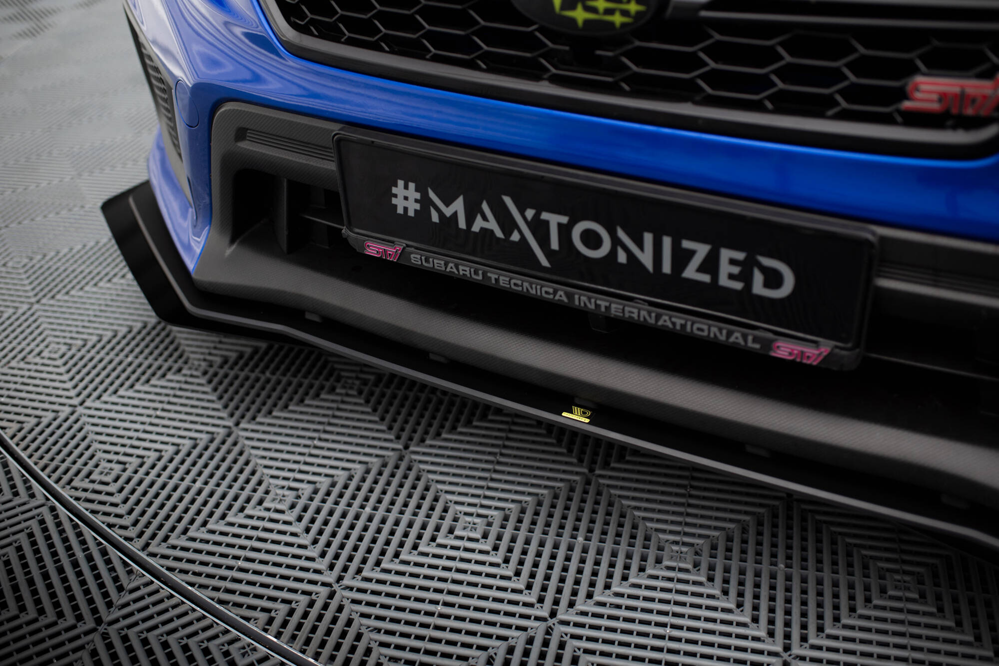 Maxton Design Передний сплиттер Street Pro + брызговики для Subaru WRX STI Mk1 (рестайлинг) — изображение 3