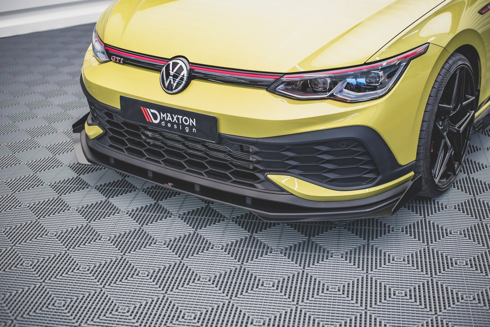 Maxton Design Передний сплиттер Street Pro + закрылки Volkswagen Golf GTI Clubsport Mk8 — изображение 2