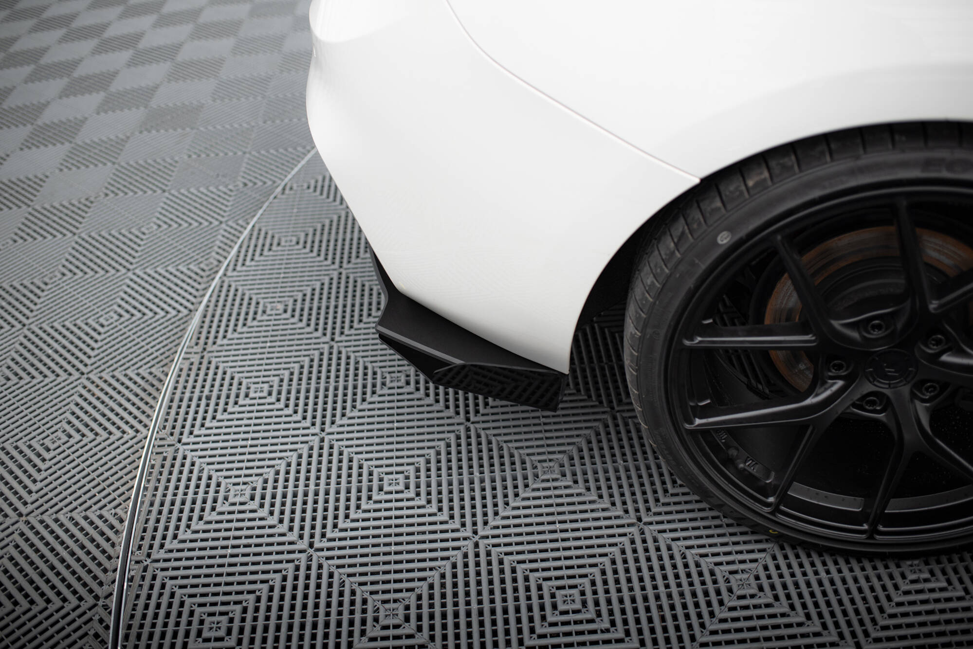 Maxton Design Задние боковые спойлеры Street Pro V.2 + брызговики для BMW 1 F20 M140i — изображение 3