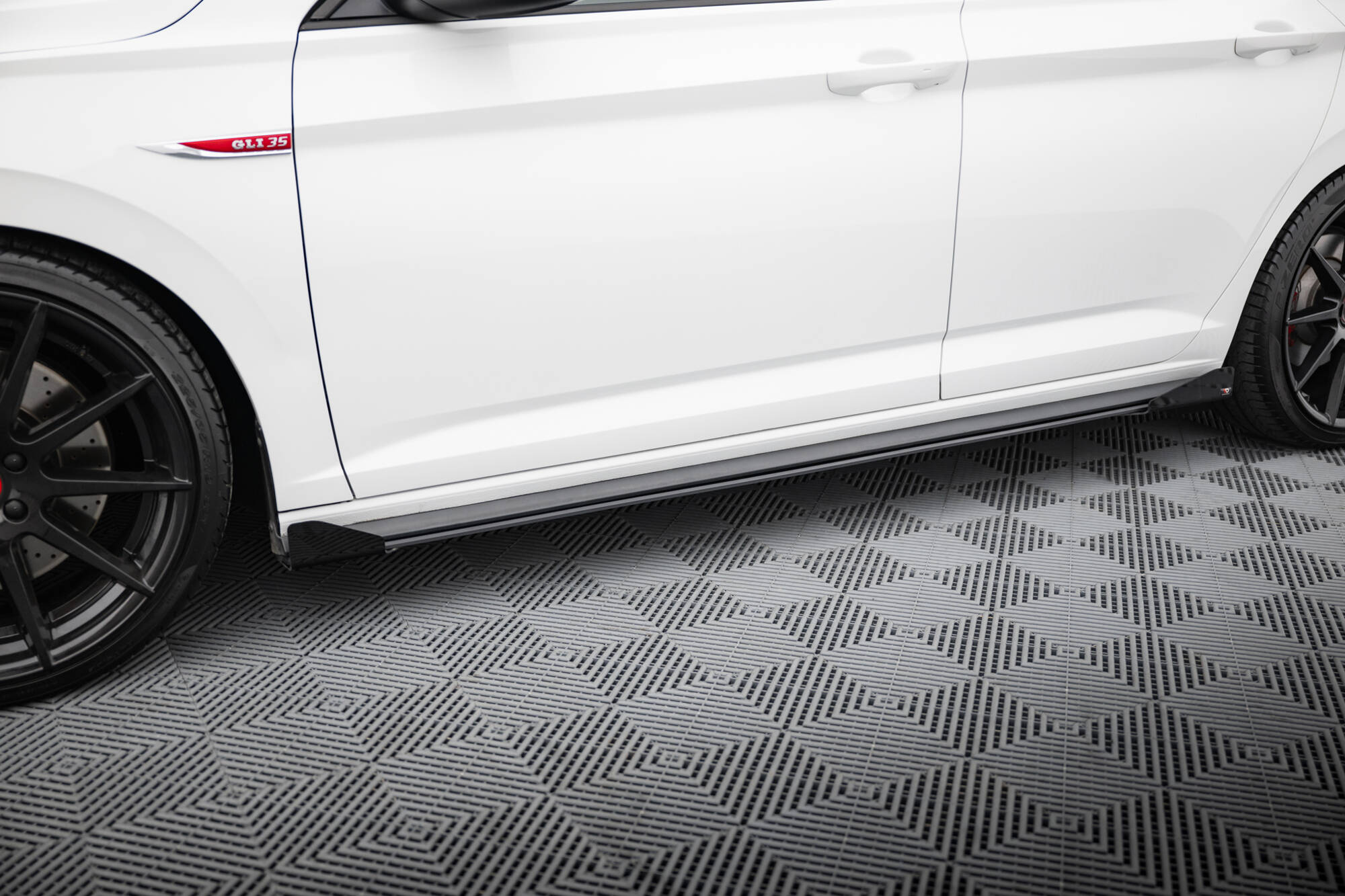 Maxton Design Боковые юбки Street Pro, диффузоры и накладки на пороги для Volkswagen Jetta GLI Mk7