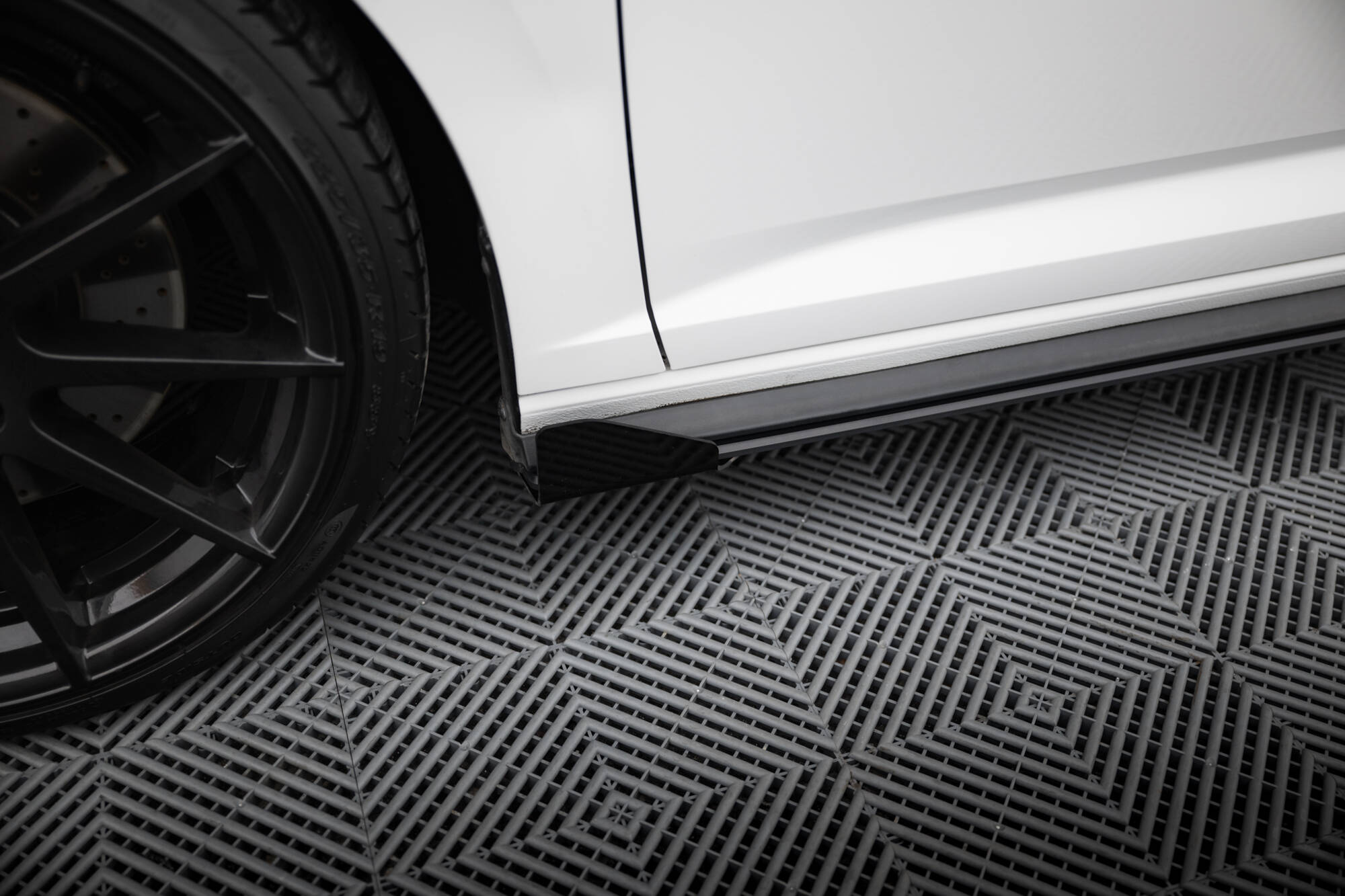 Maxton Design Боковые юбки Street Pro, диффузоры и накладки на пороги для Volkswagen Jetta GLI Mk7 — изображение 5