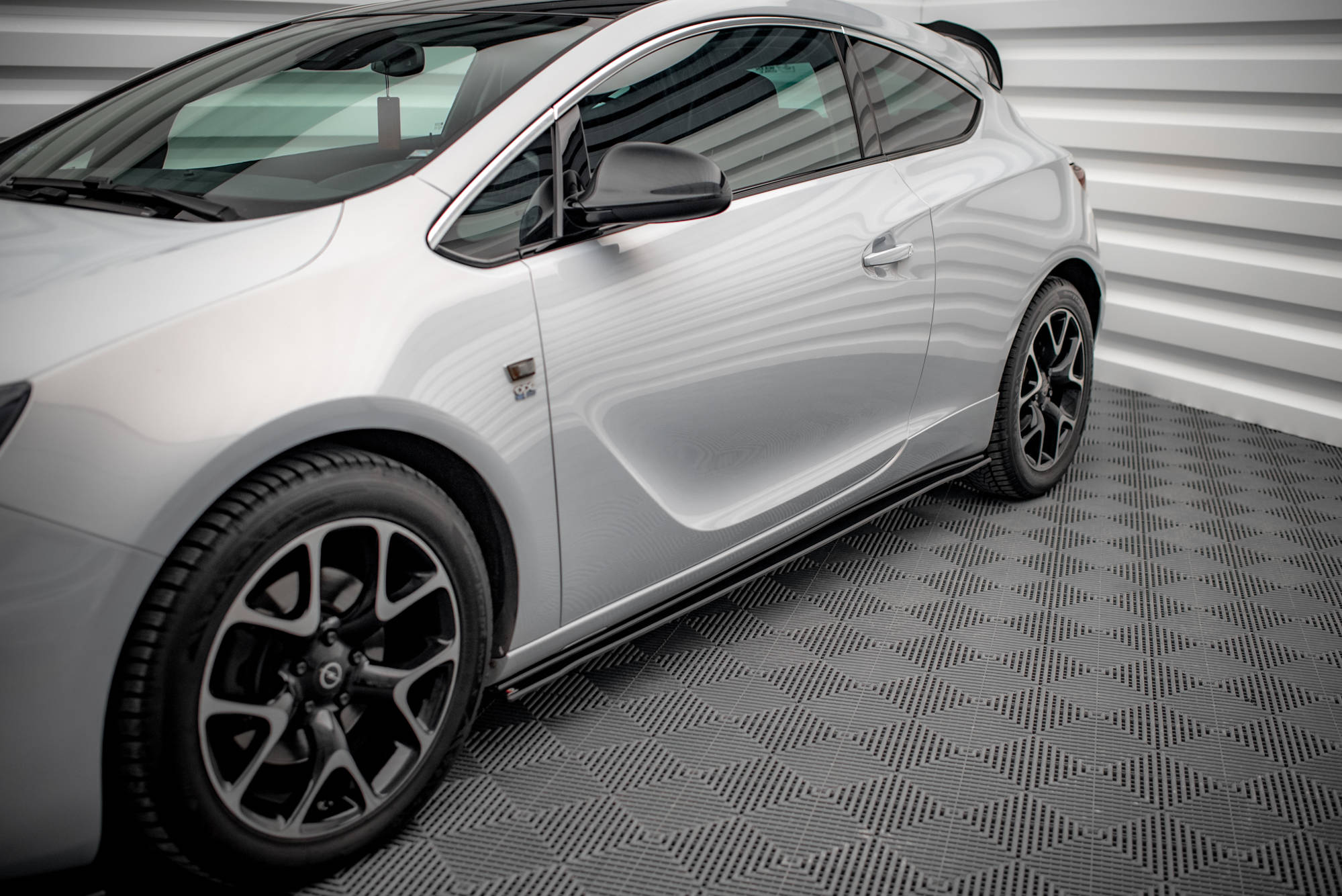 Maxton Design Боковые диффузоры Street Pro для Opel Astra GTC OPC-Line J — изображение 3