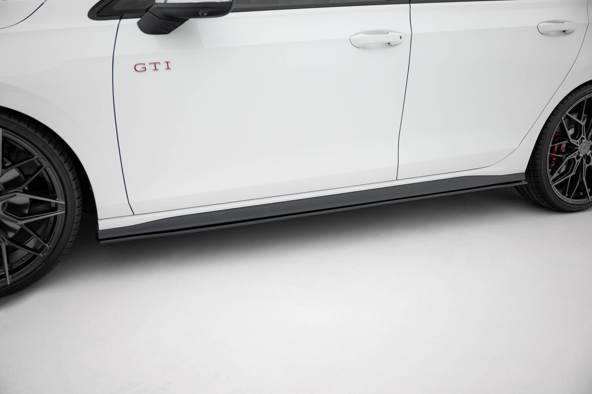 Maxton Design Накладки на пороги Street Pro для Volkswagen Golf GTI / GTE / GTI Clubsport / R-Line Mk8