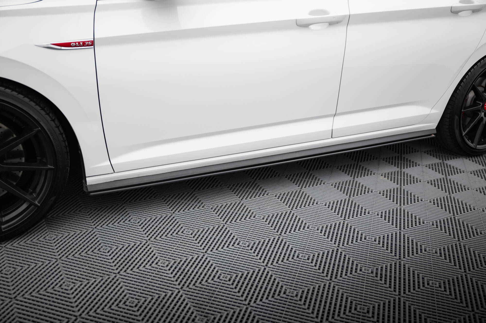 Maxton Design Боковые диффузоры Street Pro для Volkswagen Jetta GLI Mk7